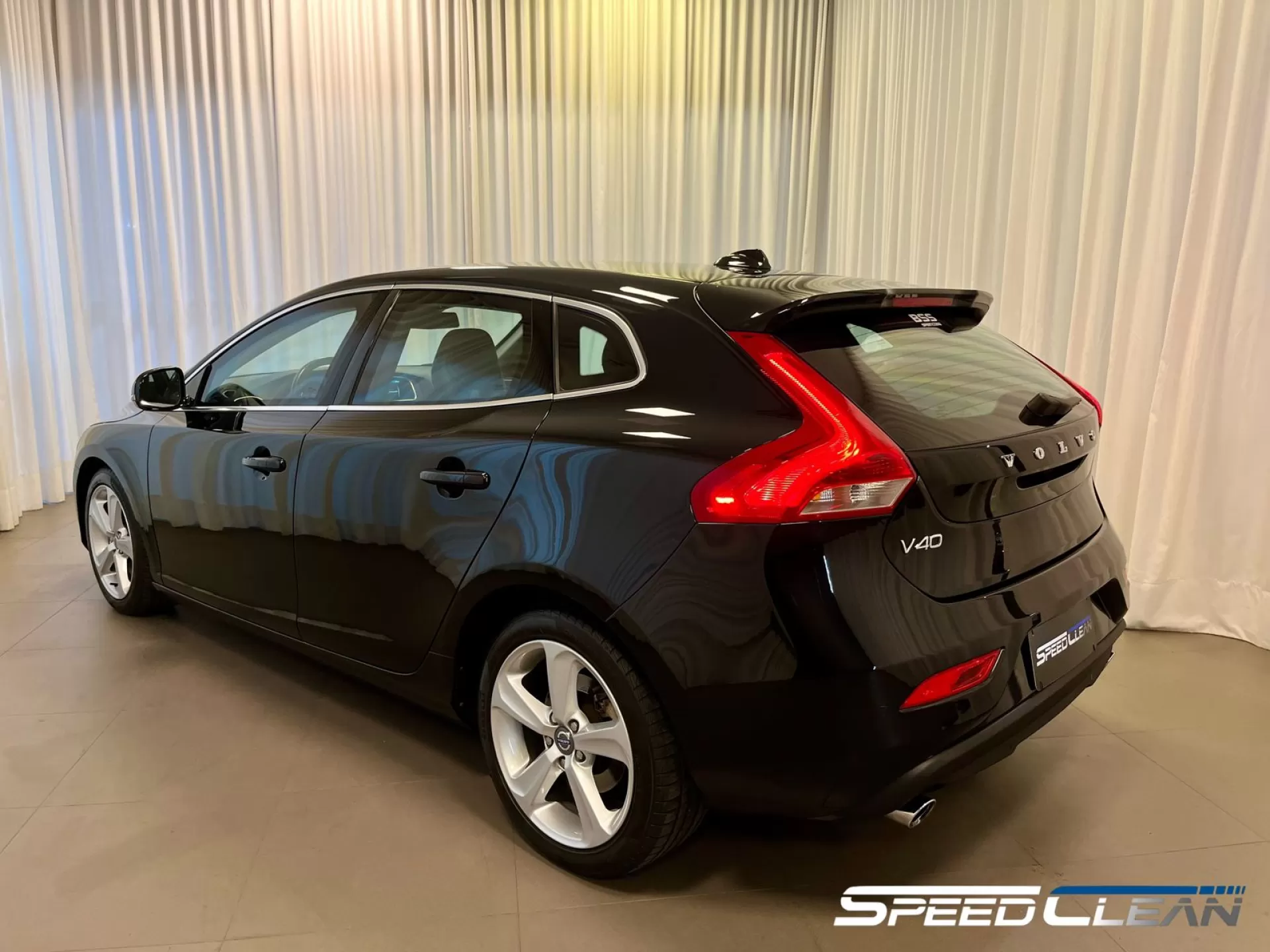 Foto do veículo VOLVO V40 T4 DYNAMIC 2015 42.000 KM 99.900,00