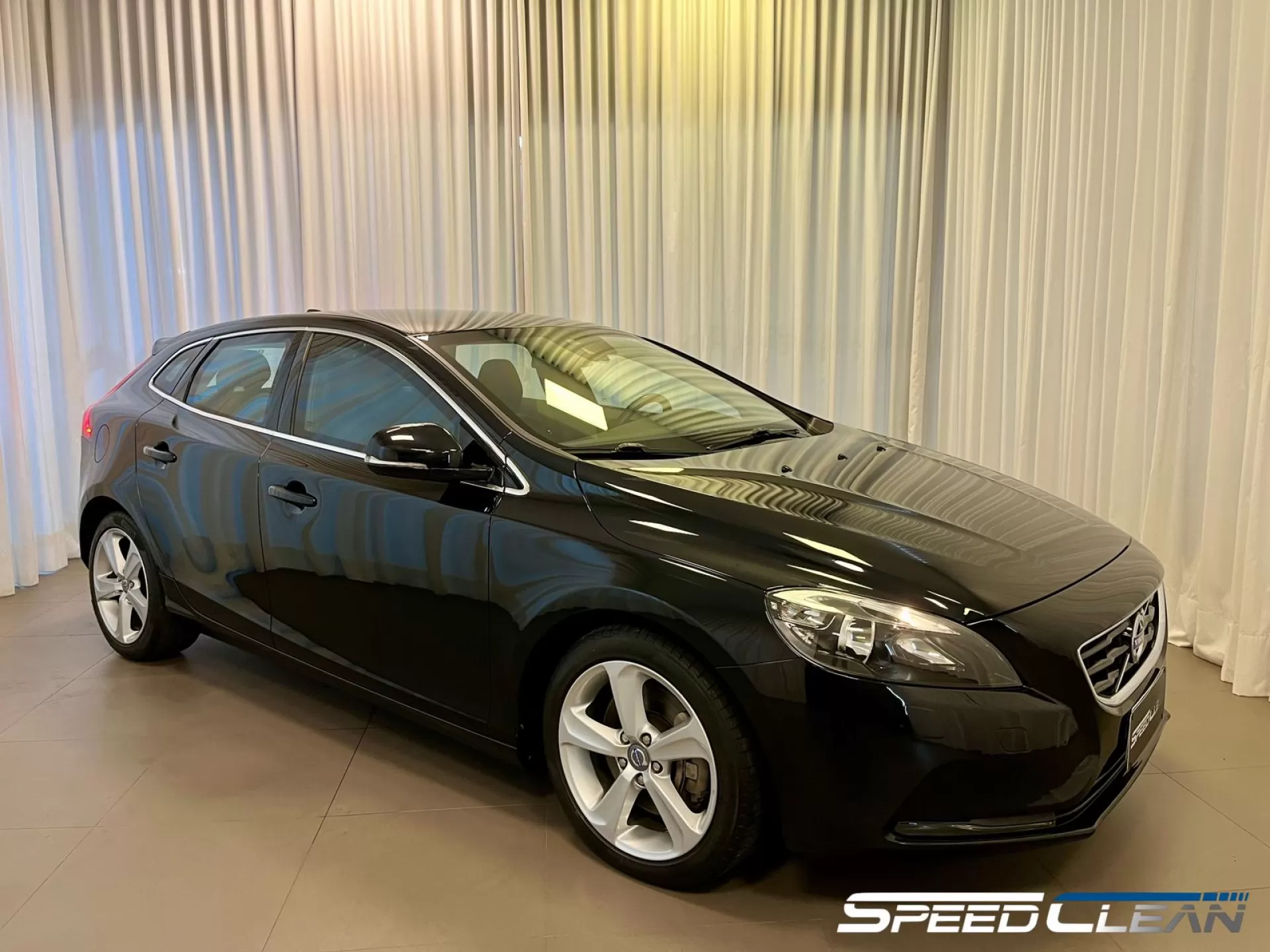 Foto do veículo VOLVO V40 T4 DYNAMIC 2015 42.000 KM 99.900,00