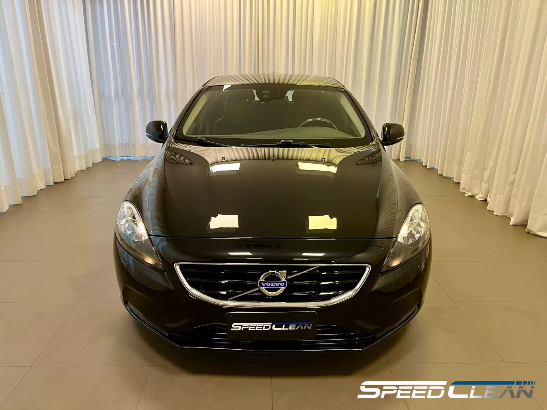 Foto do veículo VOLVO V40 T4 DYNAMIC 2015 42.000 KM 99.900,00