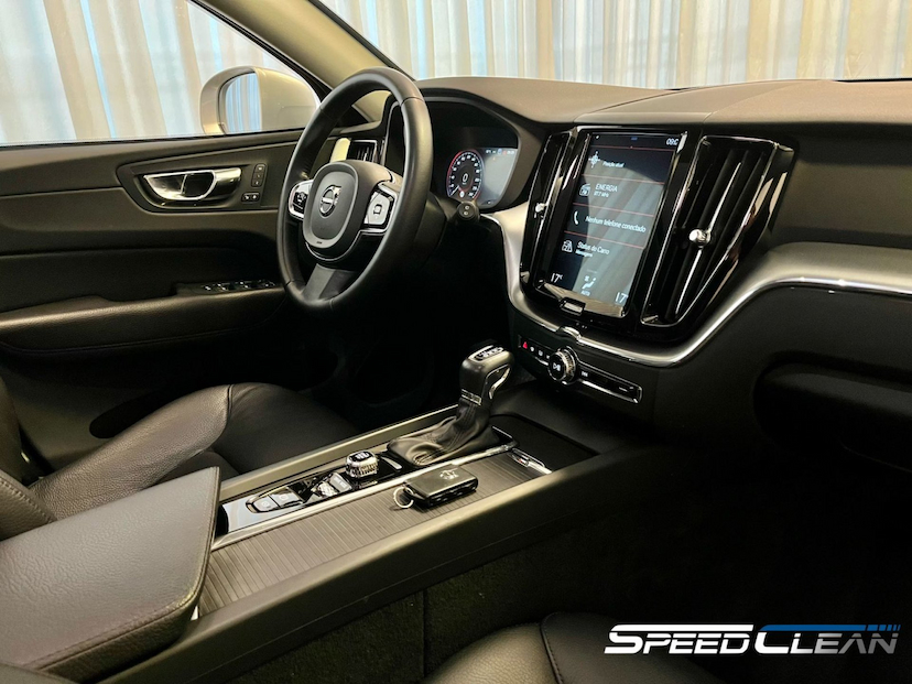 Foto do veículo VOLVO XC60 T5 MOMENTUM 2019 48.000 KM 264.900,00