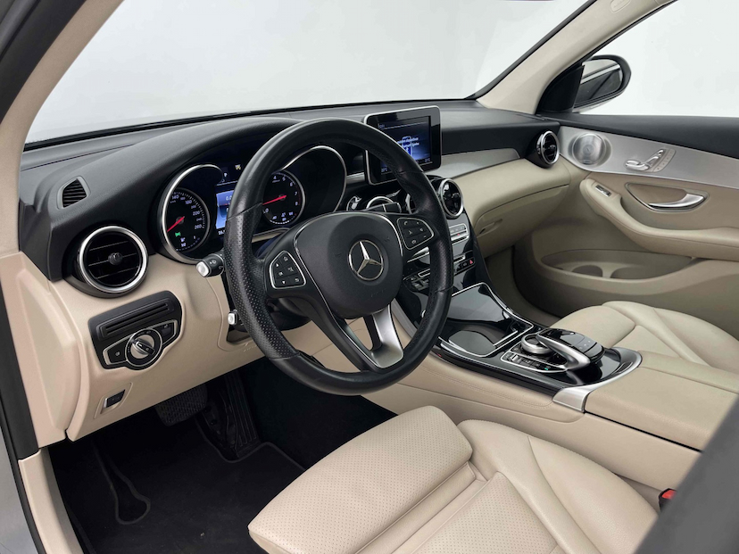 Foto do veículo MERCEDES-BENZ GLC 250 2.0 CGI GASOLINA SPORT 4MATIC 9G-TRONIC 2019 56.928 KM 199.900,00