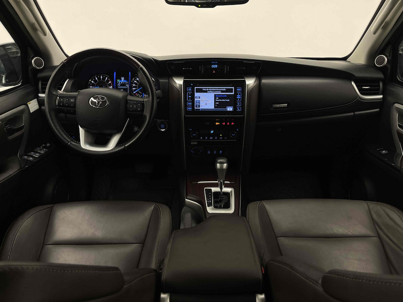 Foto do veículo TOYOTA HILUX SW4 4.0 SRX 4X4 7 LUGARES V6 24V GASOLINA 4P AUTOMÁTICO 2016 88.937 KM 209.900,00