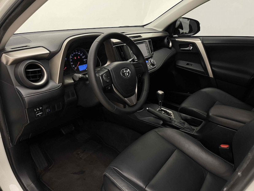 Foto do veículo TOYOTA RAV4 2.0 4X2 16V GASOLINA 4P AUTOMÁTICO 2015 82.526 KM 87.900,00