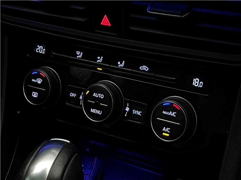 Foto do veículo VOLKSWAGEN JETTA 1.4 250 TSI TOTAL FLEX R-LINE TIPTRONIC 2019 46.834 KM 123.900,00