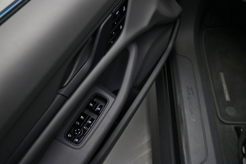 Foto do veículo PORSCHE TAYCAN  2021 21.300 KM Sob Consulta