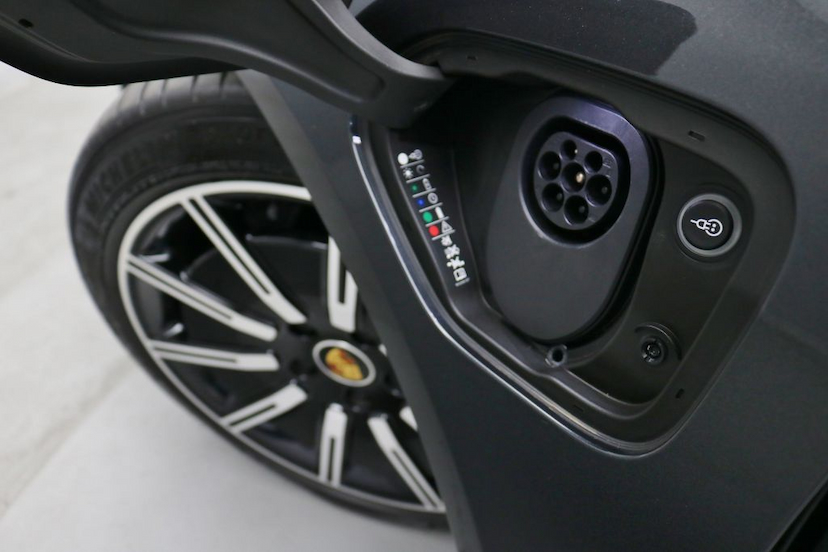 Foto do veículo PORSCHE TAYCAN  2021 21.300 KM Sob Consulta