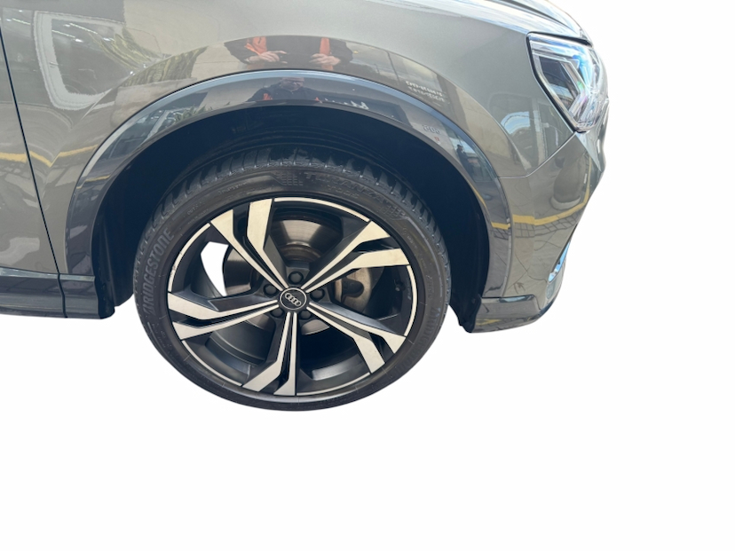 Foto do veículo AUDI Q3 2.0 40 TFSI GASOLINA PERFORMANCE BLACK QUATTRO TIPTRONIC 2024 33.800 KM R$ 249.900,00