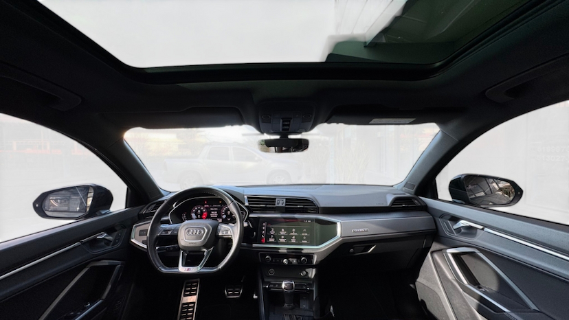 Foto do veículo AUDI Q3 2.0 40 TFSI GASOLINA PERFORMANCE BLACK QUATTRO TIPTRONIC 2024 33.800 KM R$ 249.900,00