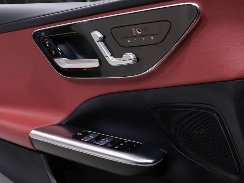 Foto do veículo MERCEDES-BENZ C 300 2.0 EQ BOOST HÍBRIDO AMG LINE 9G-TRONIC 2022 30.990 KM R$ 299.000,00