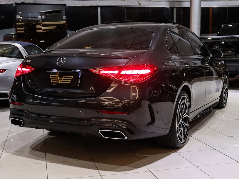 Foto do veículo MERCEDES-BENZ C 300 2.0 EQ BOOST HÍBRIDO AMG LINE 9G-TRONIC 2022 30.990 KM R$ 299.000,00