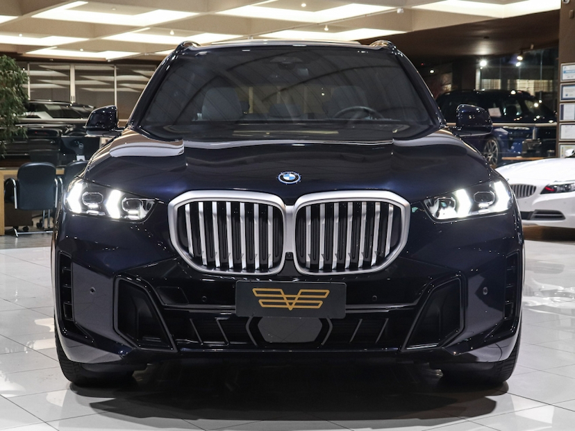 Foto do veículo BMW X5 3.0 I6 TURBO HÍBRIDO XDRIVE50E M SPORT AUTOMÁTICO 2025 10.900 KM R$ 629.000,00