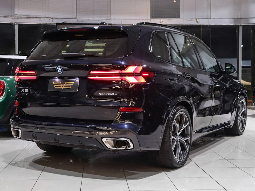 Foto do veículo BMW X5 3.0 I6 TURBO HÍBRIDO XDRIVE50E M SPORT AUTOMÁTICO 2025 10.900 KM R$ 629.000,00