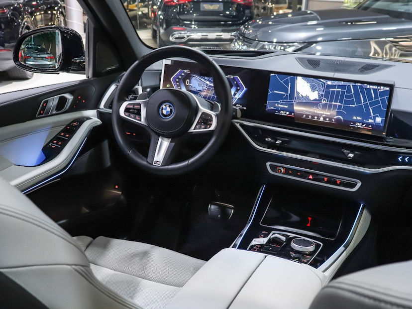 Foto do veículo BMW X5 3.0 I6 TURBO HÍBRIDO XDRIVE50E M SPORT AUTOMÁTICO 2025 10.900 KM R$ 629.000,00