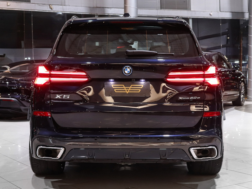 Foto do veículo BMW X5 3.0 I6 TURBO HÍBRIDO XDRIVE50E M SPORT AUTOMÁTICO 2025 10.900 KM R$ 629.000,00