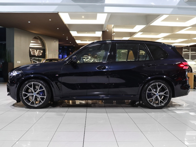Foto do veículo BMW X5 3.0 I6 TURBO HÍBRIDO XDRIVE50E M SPORT AUTOMÁTICO 2025 10.900 KM R$ 629.000,00
