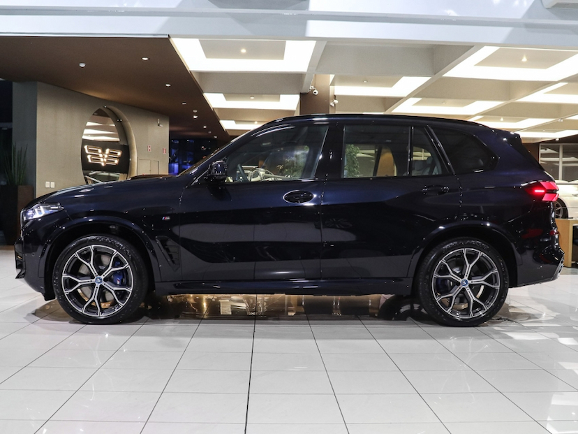 Foto do veículo BMW X5 3.0 I6 TURBO HÍBRIDO XDRIVE50E M SPORT AUTOMÁTICO 2025 10.900 KM R$ 629.000,00