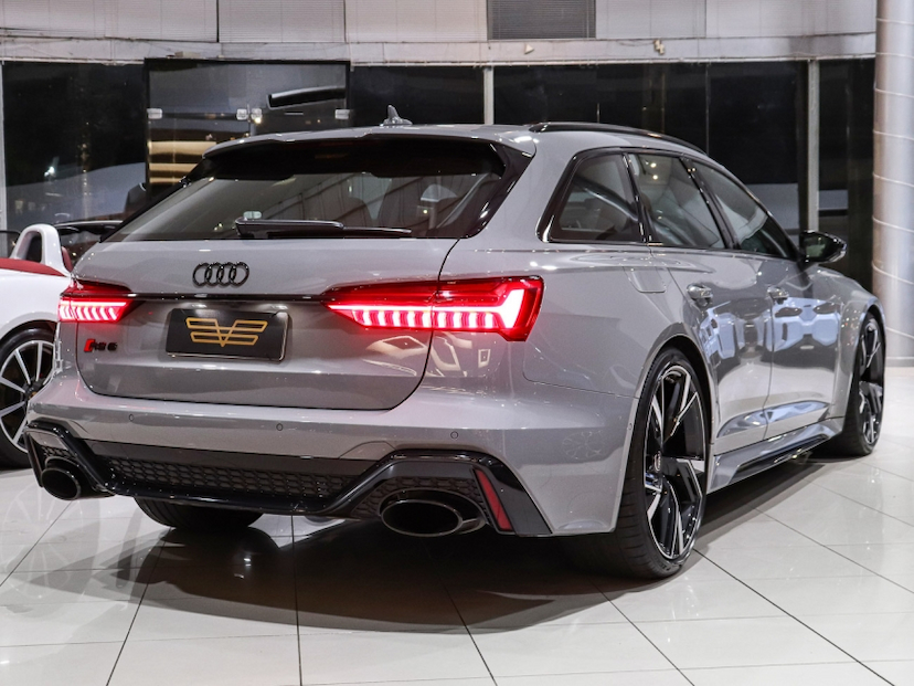 Foto do veículo AUDI RS6 4.0 AVANT V8 TWINTURBO MHEV TIPTRONIC 2023 16.500 KM R$ 899.000,00
