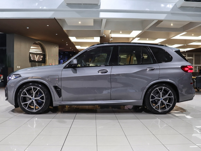 Foto do veículo BMW X5 3.0 I6 TURBO HÍBRIDO XDRIVE50E M SPORT AUTOMÁTICO 2024 40.310 KM R$ 519.000,00
