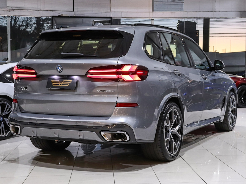 Foto do veículo BMW X5 3.0 I6 TURBO HÍBRIDO XDRIVE50E M SPORT AUTOMÁTICO 2024 40.310 KM R$ 519.000,00