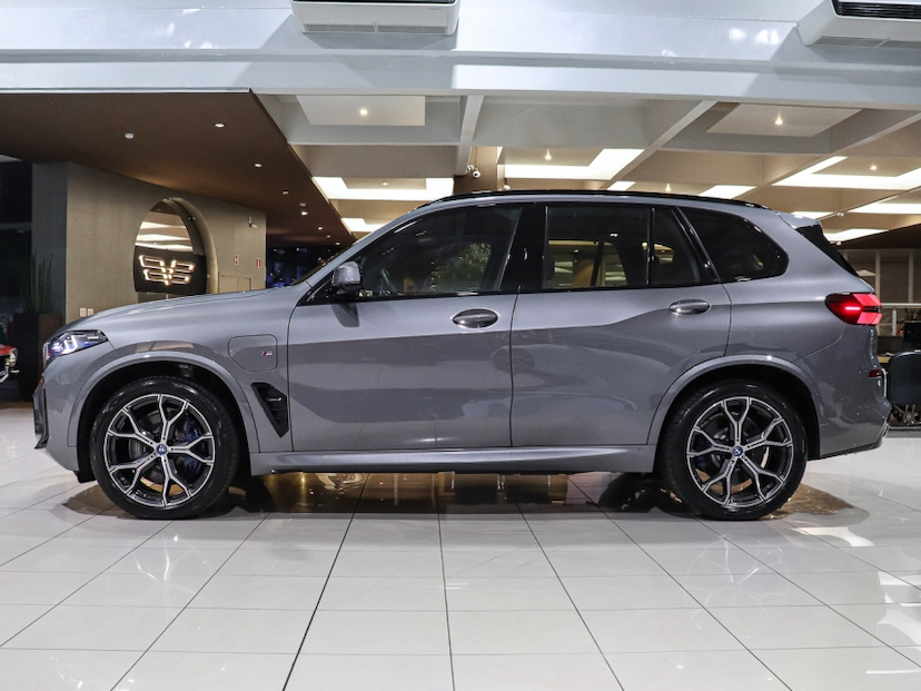 Foto do veículo BMW X5 3.0 I6 TURBO HÍBRIDO XDRIVE50E M SPORT AUTOMÁTICO 2024 40.310 KM R$ 519.000,00