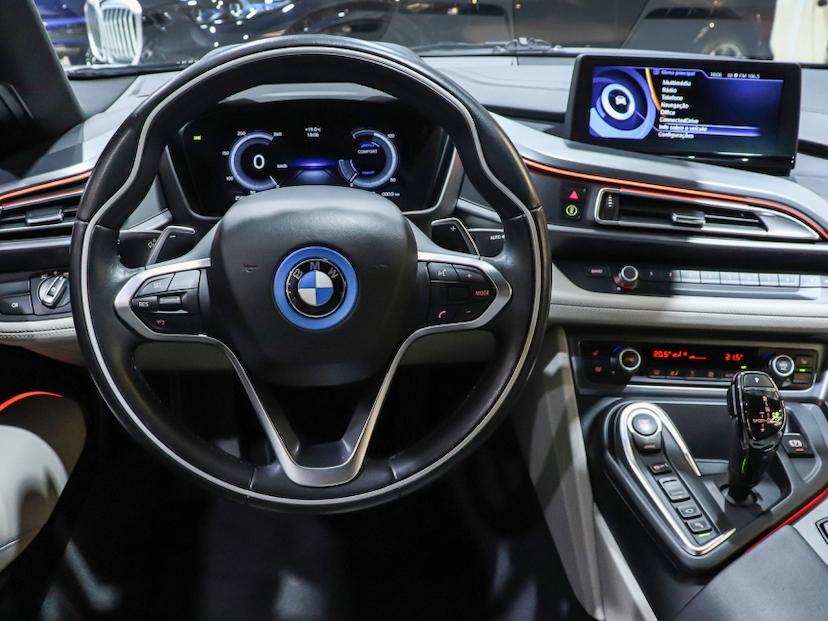 Foto do veículo BMW i8 1.5 12V HYBRID EDRIVE AUTOMÁTICO 2015 25.800 KM R$ 519.000,00