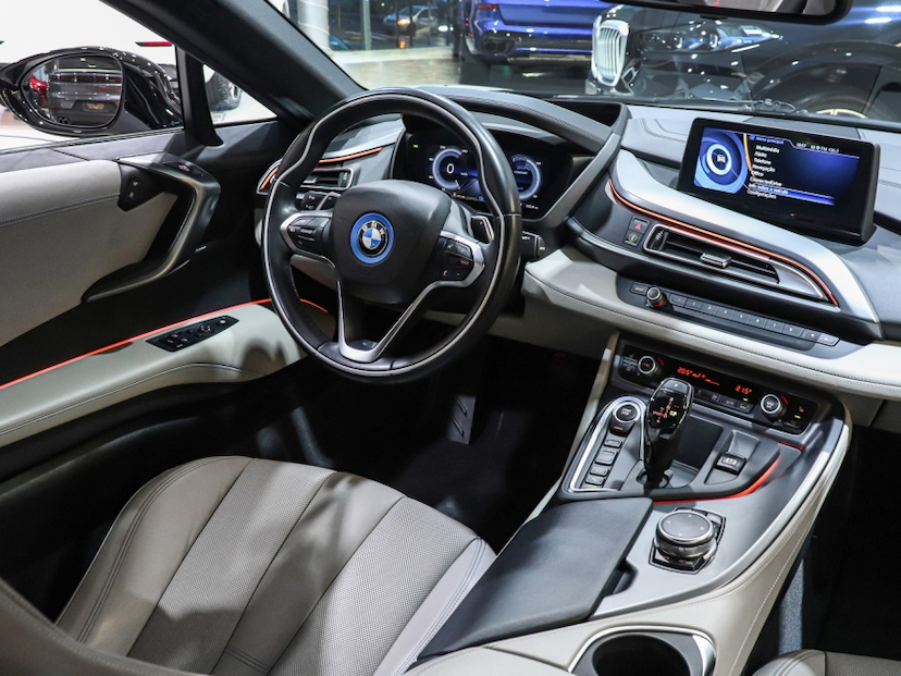 Foto do veículo BMW i8 1.5 12V HYBRID EDRIVE AUTOMÁTICO 2015 25.800 KM R$ 519.000,00