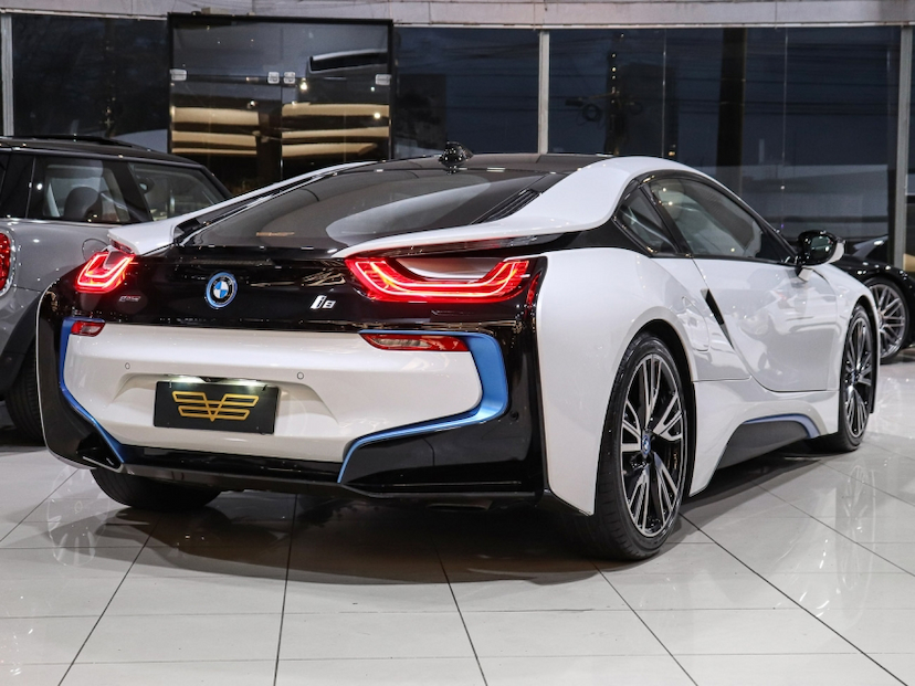 Foto do veículo BMW i8 1.5 12V HYBRID EDRIVE AUTOMÁTICO 2015 25.800 KM R$ 519.000,00