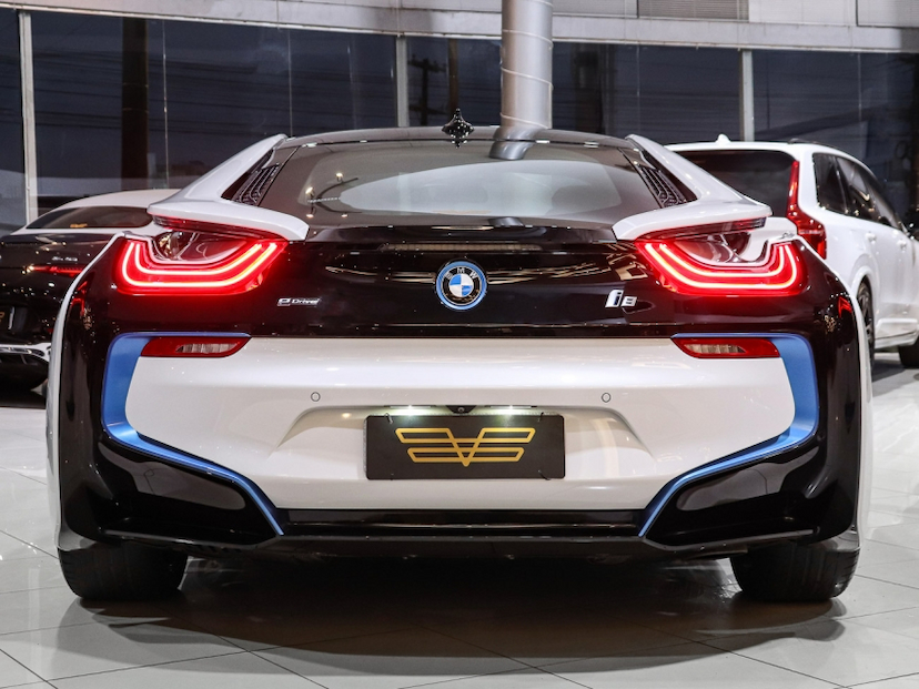 Foto do veículo BMW i8 1.5 12V HYBRID EDRIVE AUTOMÁTICO 2015 25.800 KM R$ 519.000,00