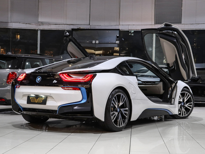 Foto do veículo BMW i8 1.5 12V HYBRID EDRIVE AUTOMÁTICO 2015 25.800 KM R$ 519.000,00