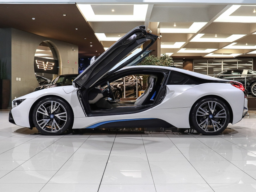 Foto do veículo BMW i8 1.5 12V HYBRID EDRIVE AUTOMÁTICO 2015 25.800 KM R$ 519.000,00
