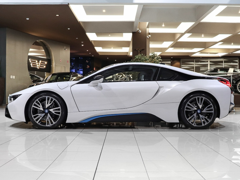 Foto do veículo BMW i8 1.5 12V HYBRID EDRIVE AUTOMÁTICO 2015 25.800 KM R$ 519.000,00