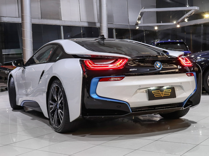 Foto do veículo BMW i8 1.5 12V HYBRID EDRIVE AUTOMÁTICO 2015 25.800 KM R$ 519.000,00