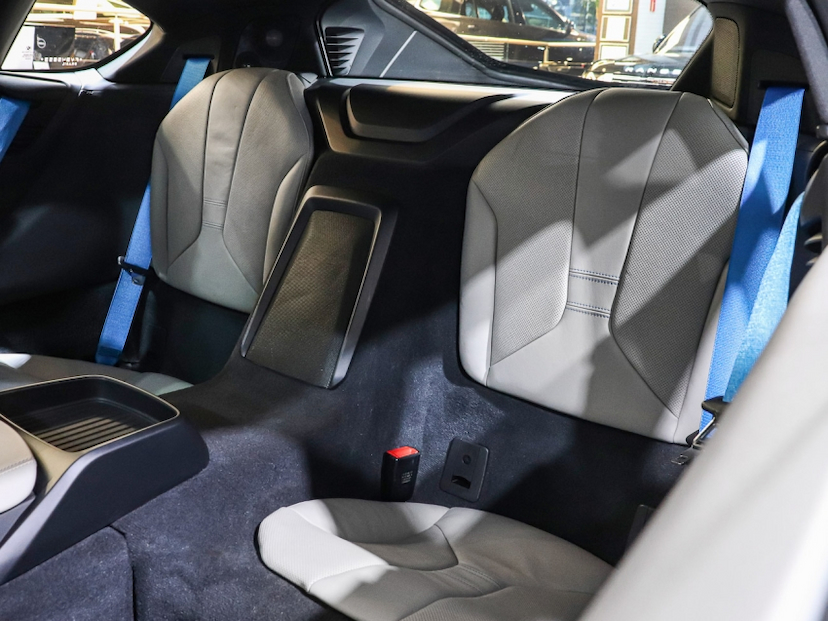 Foto do veículo BMW i8 1.5 12V HYBRID EDRIVE AUTOMÁTICO 2015 25.800 KM R$ 519.000,00