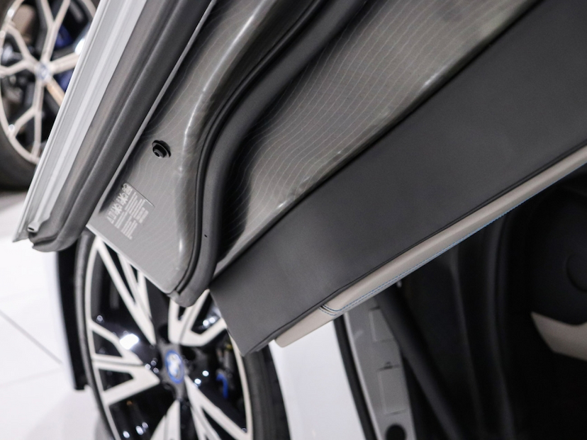 Foto do veículo BMW i8 1.5 12V HYBRID EDRIVE AUTOMÁTICO 2015 25.800 KM R$ 519.000,00