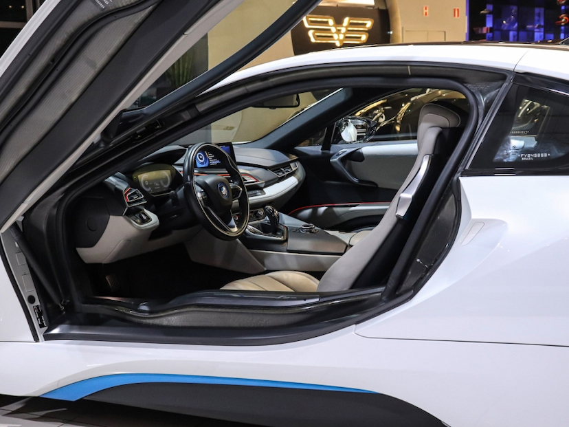 Foto do veículo BMW i8 1.5 12V HYBRID EDRIVE AUTOMÁTICO 2015 25.800 KM R$ 519.000,00