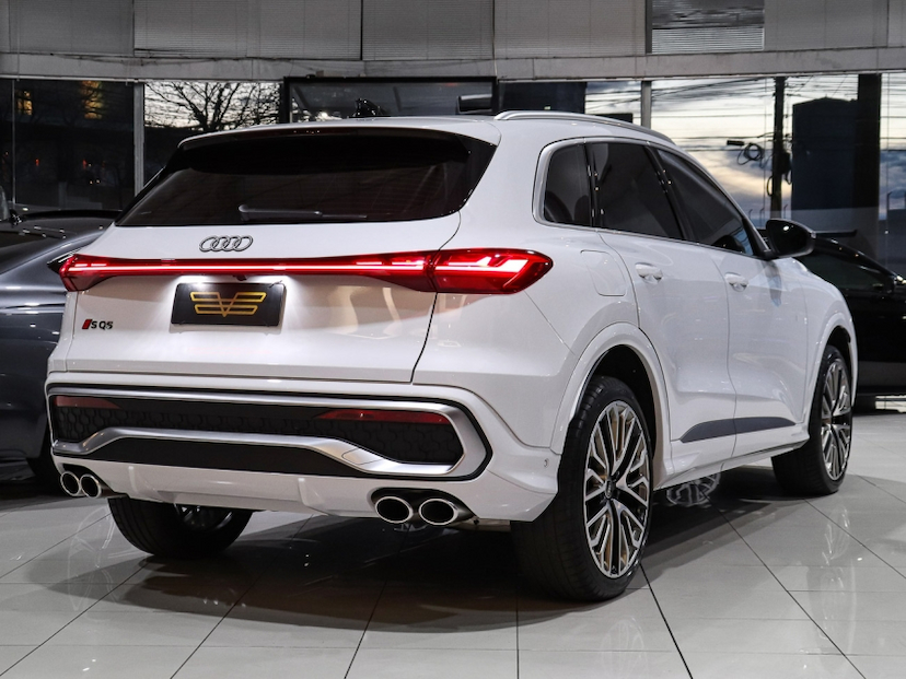Foto do veículo AUDI SQ5 3.0 V6 TFSI GASOLINA QUATTRO S TRONIC 2025 3.470 KM R$ 559.000,00