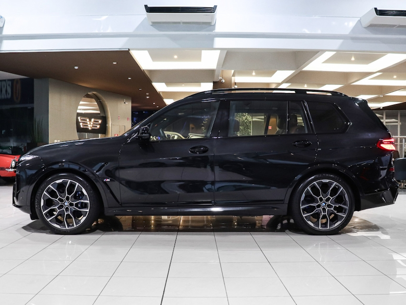Foto do veículo BMW X7 4.4 V8 GASOLINA M60i STEPTRONIC 2024 35.980 KM R$ 729.000,00