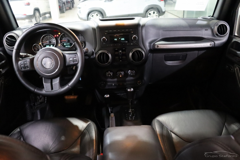 Foto do veículo JEEP WRANGLER 3.6 UNLIMITED SPORT 4X4 V6 GASOLINA 4P AUTOMÁTICO 2015 89.400 KM 214.990,00