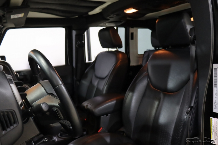 Foto do veículo JEEP WRANGLER 3.6 UNLIMITED SPORT 4X4 V6 GASOLINA 4P AUTOMÁTICO 2015 89.400 KM 214.990,00