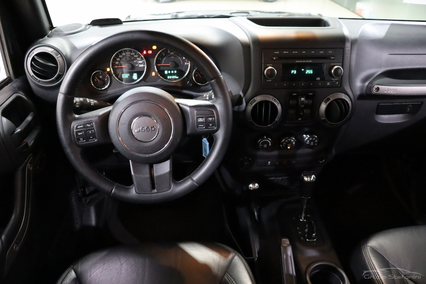 Foto do veículo JEEP WRANGLER 3.6 UNLIMITED SPORT 4X4 V6 GASOLINA 4P AUTOMÁTICO 2015 89.400 KM 214.990,00