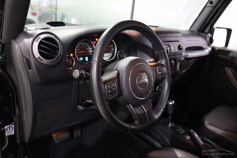 Foto do veículo JEEP WRANGLER 3.6 UNLIMITED SPORT 4X4 V6 GASOLINA 4P AUTOMÁTICO 2015 89.400 KM 214.990,00