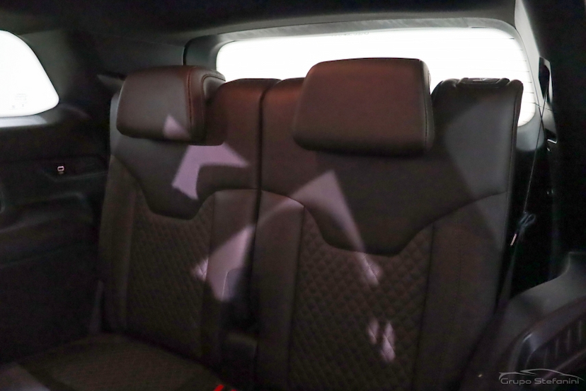 Foto do veículo JEEP COMMANDER 2.0 TD380 TURBO DIESEL OVERLAND AT9 2022 51.966 KM 175.990,00