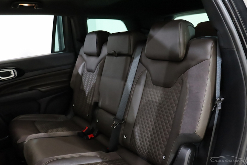 Foto do veículo JEEP COMMANDER 2.0 TD380 TURBO DIESEL OVERLAND AT9 2022 51.966 KM 175.990,00