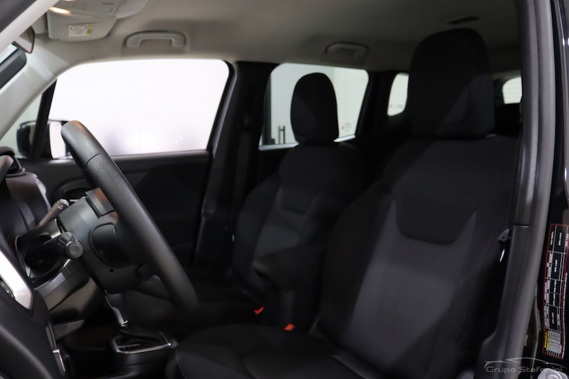 Foto do veículo JEEP RENEGADE 1.8 16V FLEX 4P AUTOMÁTICO 2020 48.987 KM 75.990,00