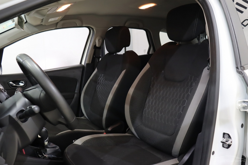 Foto do veículo RENAULT CAPTUR 1.6 16V SCE FLEX ZEN X-TRONIC 2018 84.792 KM 67.990,00