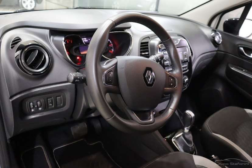 Foto do veículo RENAULT CAPTUR 1.6 16V SCE FLEX ZEN X-TRONIC 2018 84.792 KM 67.990,00