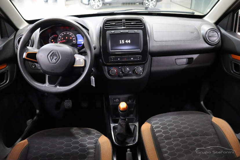 Foto do veículo RENAULT KWID 1.0 12V SCE FLEX OUTSIDER MANUAL 2022 93.289 KM 49.990,00