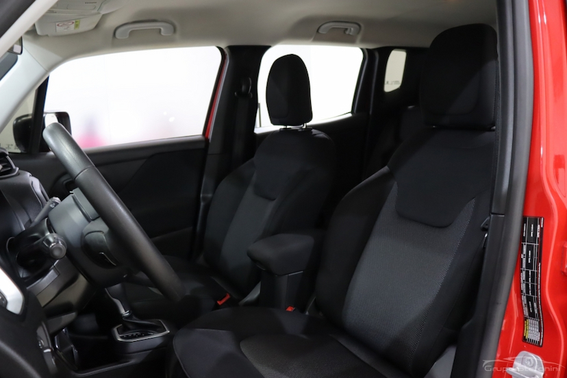 Foto do veículo JEEP RENEGADE 1.8 16V FLEX SPORT 4P AUTOMÁTICO 2019 76.524 KM 72.990,00