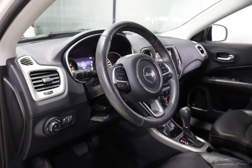 Foto do veículo JEEP COMPASS 2.0 16V DIESEL LONGITUDE 4X4 AUTOMÁTICO 2019 70.446 KM 108.990,00
