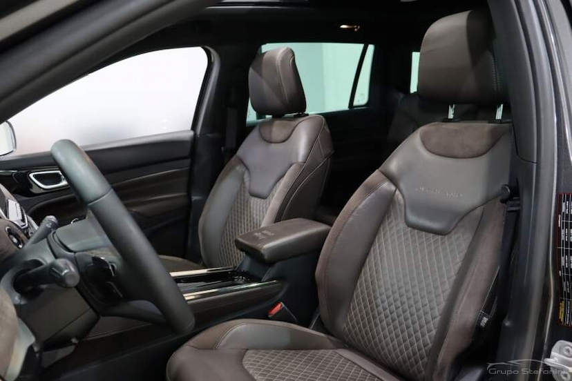 Foto do veículo JEEP COMMANDER 2.0 TD380 TURBO DIESEL OVERLAND AT9 2023 45.073 KM 204.990,00